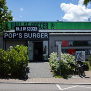 25_pops-burger-filderstadt-hall-of-soccer-aussenansicht