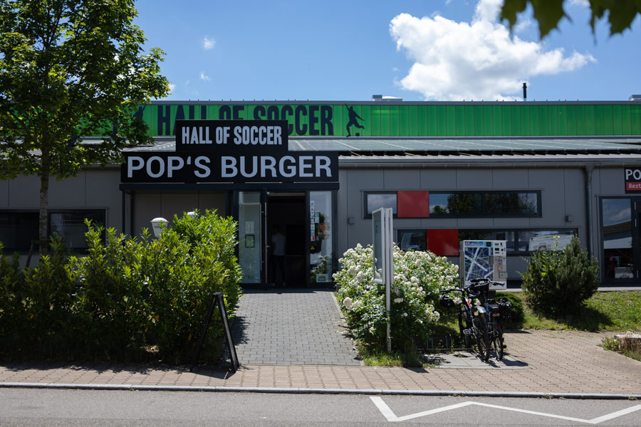 25_pops-burger-filderstadt-hall-of-soccer-aussenansicht