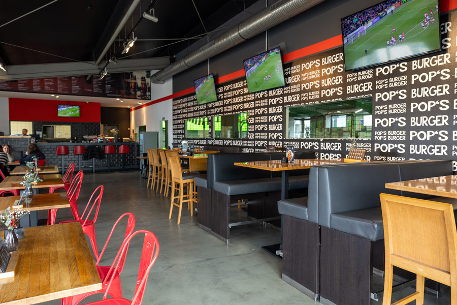 26_pops-burger-filderstadt-hall-of-soccer-restaurant-inneneinrichtung-interieur_1
