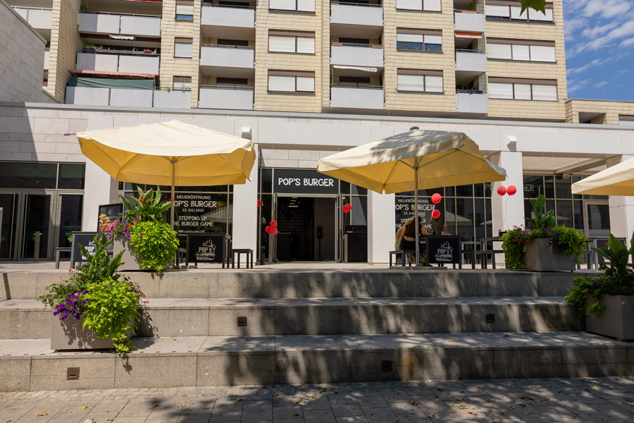 30_pops-burger-ludwigsburg-marstall-aussenansicht-terrasse